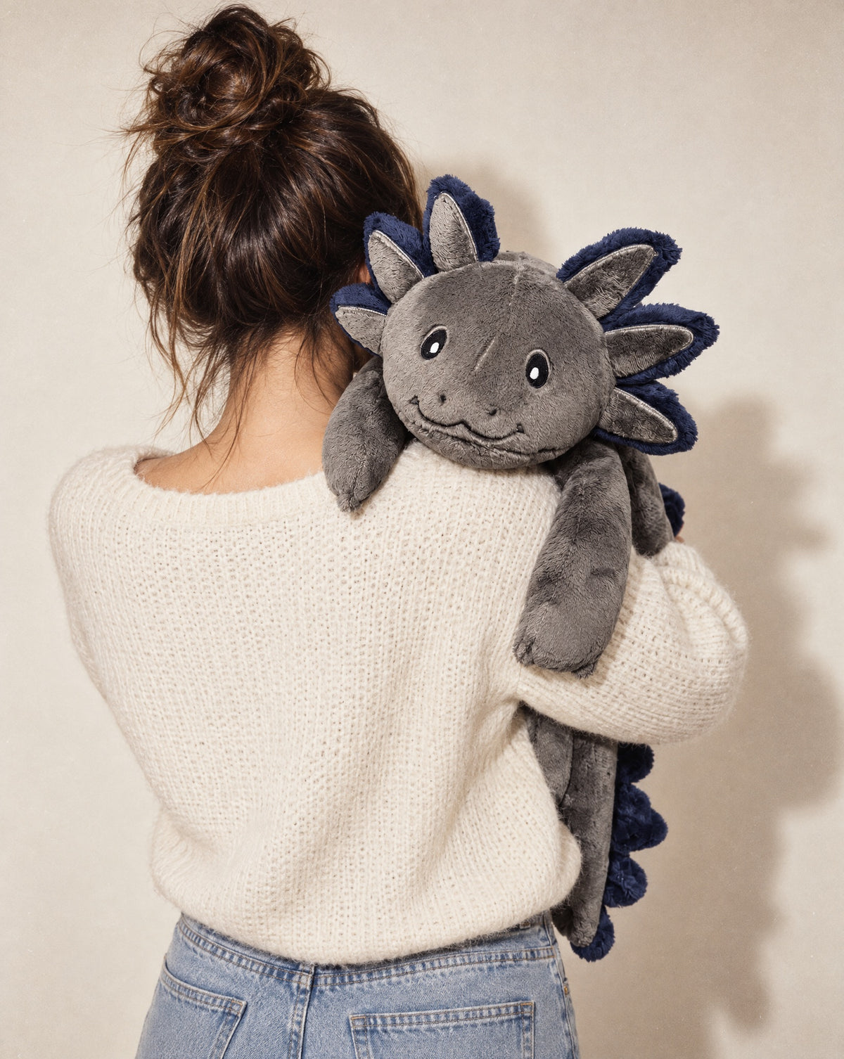 Woman seen from behind with the weighted Axolotl in Blue Flame, 2.3 kg, over her shoulder