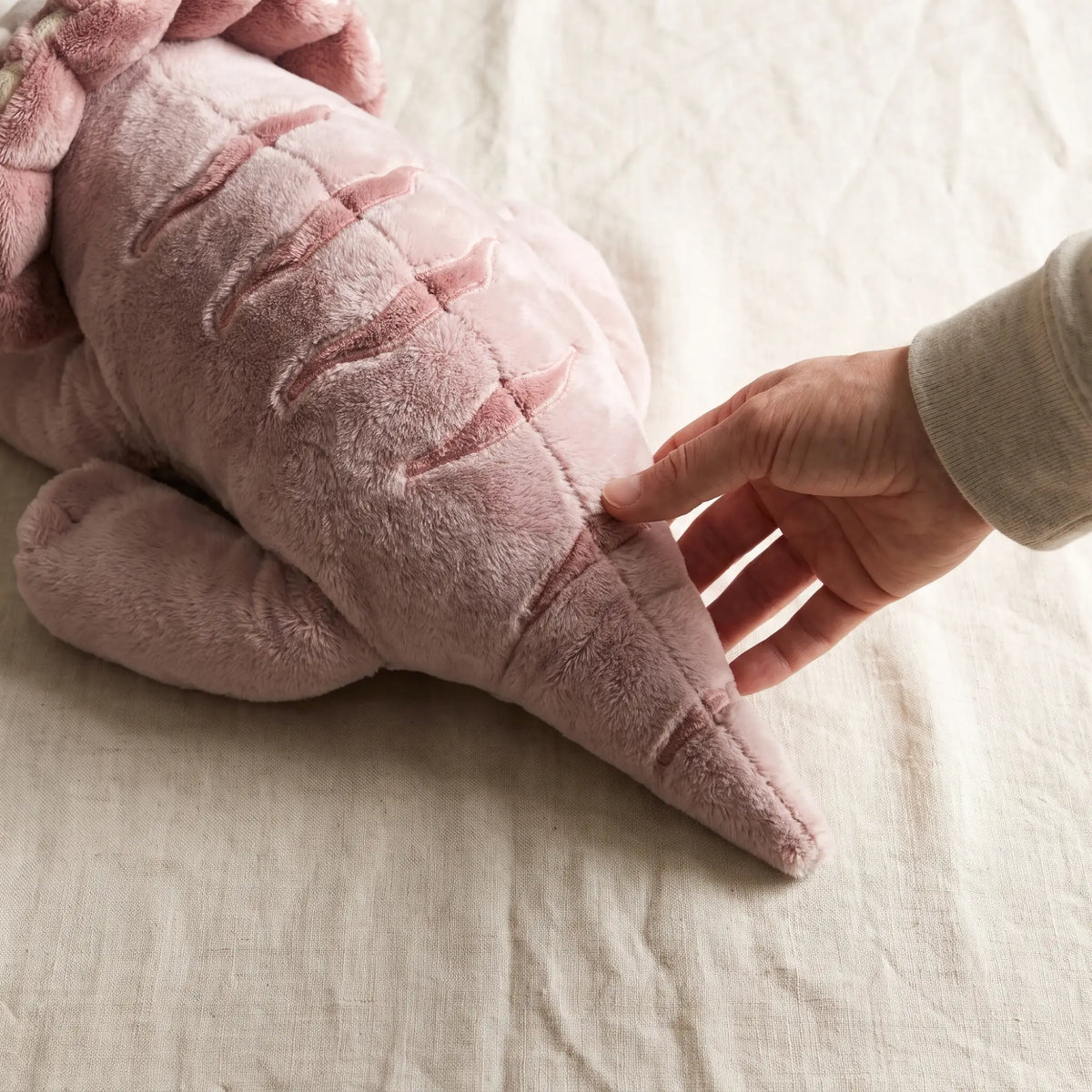 Close-up of the back and tail of the weighted Dinosaur in Wild Rose #Colour_Wild Rose